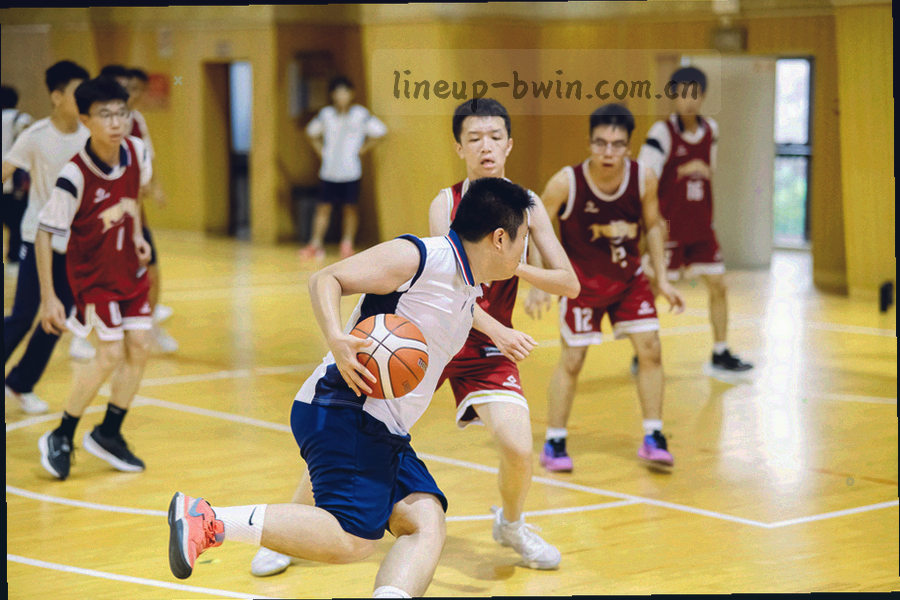 夜间比赛中运动模糊的传球轨迹线条