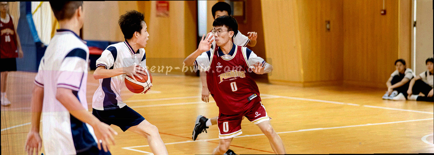 深色战术板上的抽象跑位线条与标记点